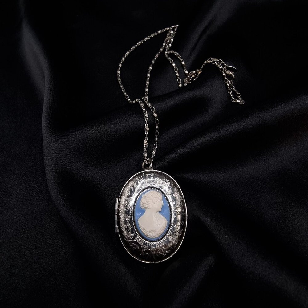 Vintage 1980's-1990's Silver Oval Locket Necklace With Blue & White Cameo